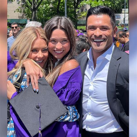 how tall is lola consuelos|All About Kelly Ripa and Mark Consuelos’ Daughter。